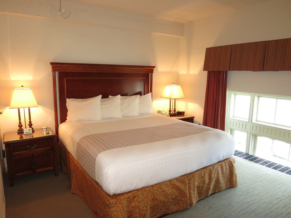Grand Eastonian & Hotel
