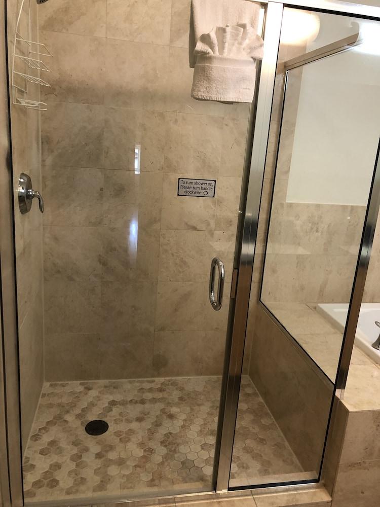 Hotel Grand Eastonian &