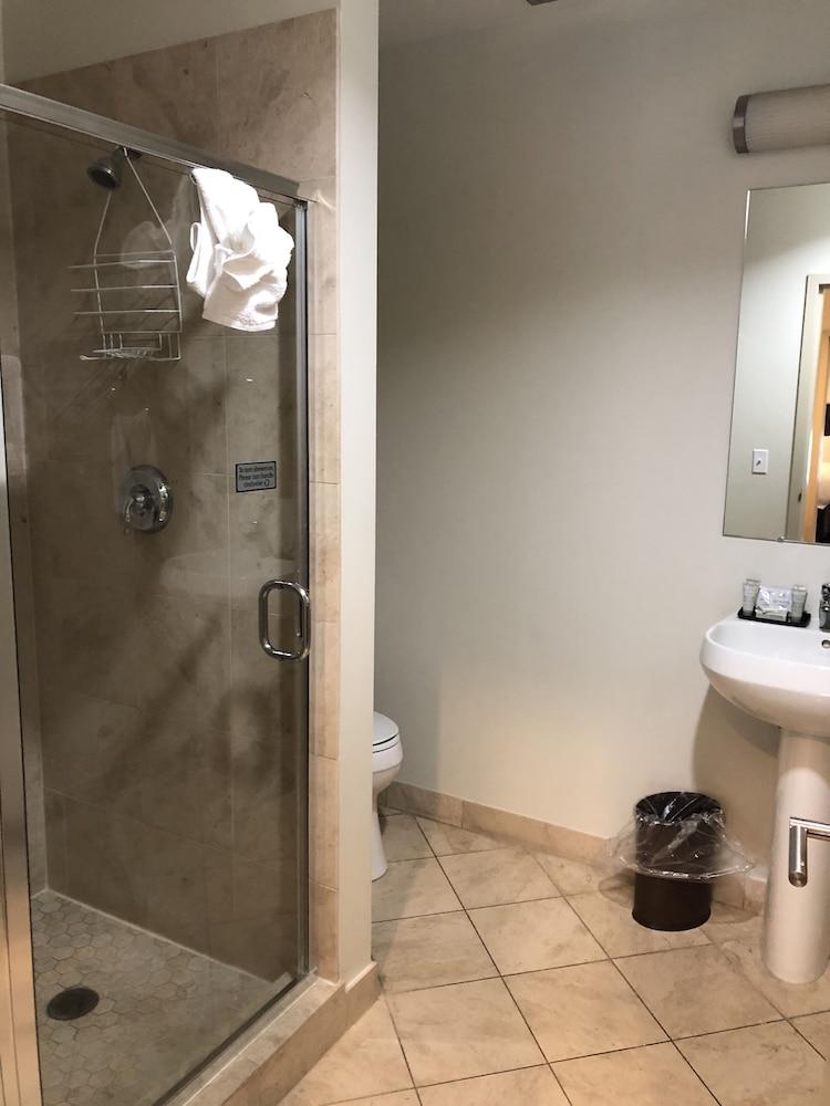 Hotel Grand Eastonian & 3*